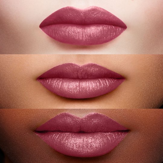 שלוש דוגמניות מציגות שפתיים בגוון Berry Blush